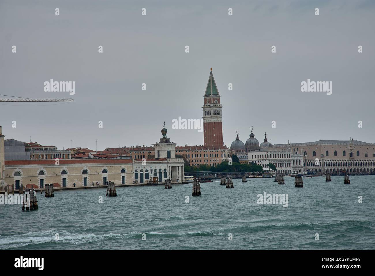 Venezia, Italia; 17 ottobre 2024: isola di San Giorgio maggiore a Venezia, con la sua iconica chiesa. La maestosa chiesa in stile rinascimentale Foto Stock