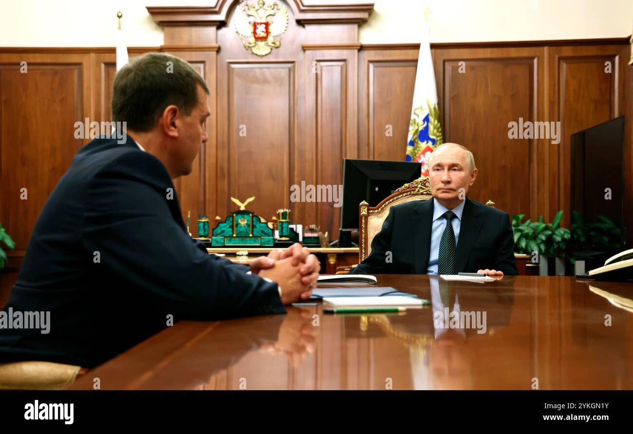Mosca, Russia. 18 novembre 2024. Il presidente russo Vladimir Putin, a destra, ascolta un rapporto del governatore della regione Zaporozhye Yevgeny Balitsky, a sinistra, durante un incontro individuale al Cremlino, 18 novembre 2024, a Mosca, in Russia. Crediti: Vyacheslav Prokofyev/piscina del Cremlino/Alamy Live News Foto Stock