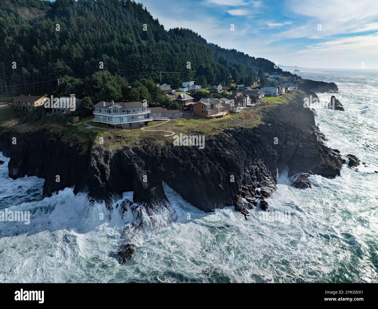 L'Oceano Pacifico si estende contro la costa rocciosa dell'Oregon, a sud di Lincoln City. Questa parte della costa nord-occidentale del Pacifico è incredibilmente panoramica. Foto Stock