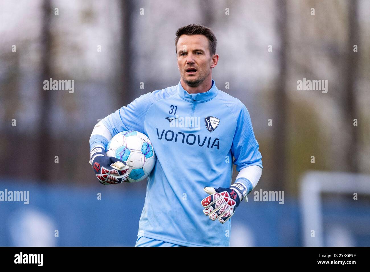 Bochum, Germania. 18 novembre 2024. Calcio: Bundesliga, allenamento VfL Bochum: Manuel Riemann reagisce. Credito: David Inderlied/dpa - NOTA IMPORTANTE: In conformità con le normative della DFL German Football League e della DFB German Football Association, è vietato utilizzare o far utilizzare fotografie scattate nello stadio e/o della partita sotto forma di immagini sequenziali e/o serie di foto simili a video./dpa/Alamy Live News Foto Stock