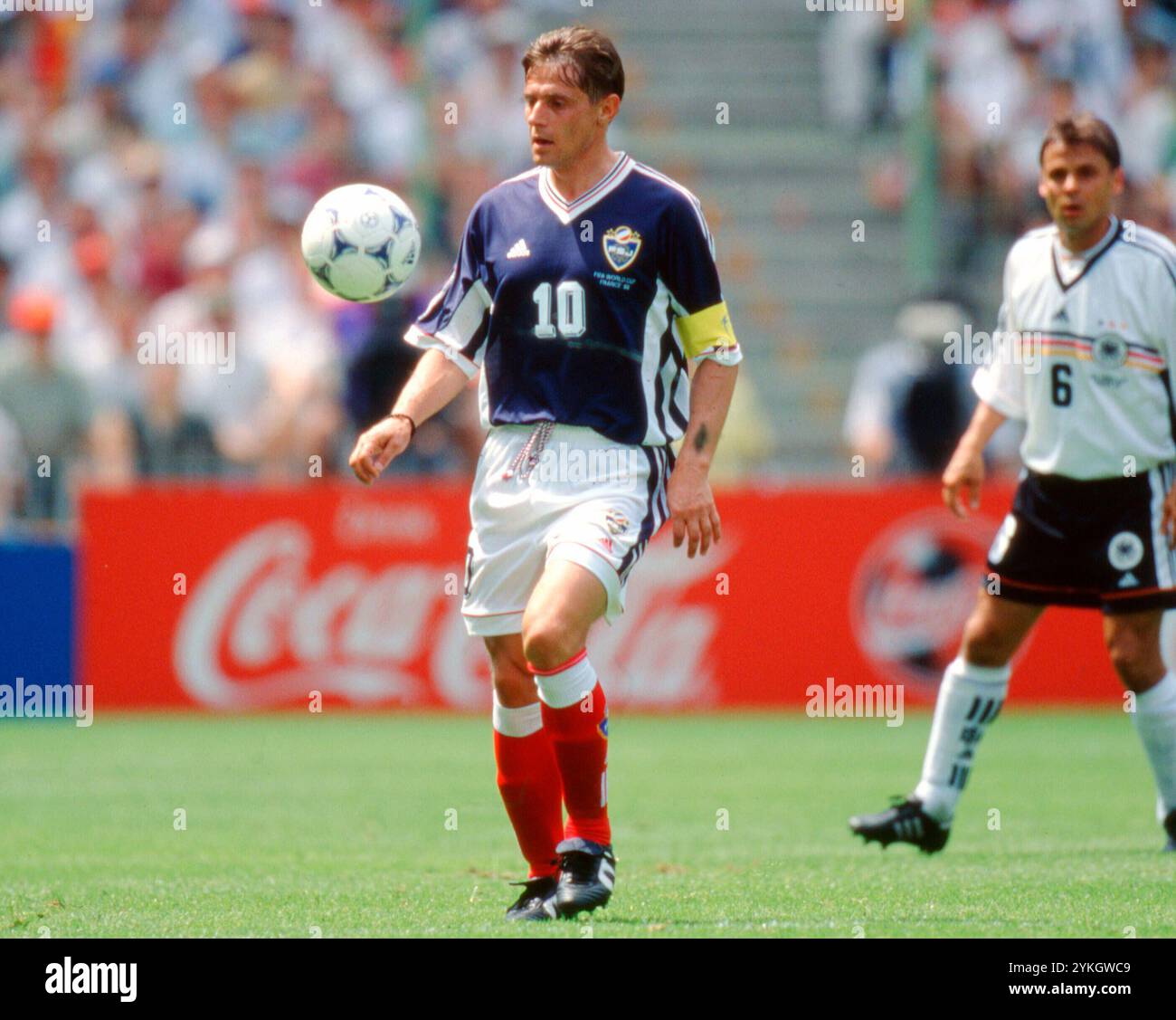 Firo : 21.06.1998 calcio: Archivio foto, archivio foto, archivio immagini, Coppa del mondo 1998 98 in Francia fase a gironi gruppo F Germania - Jugoslavia 2:2 Dragan Stojkovic azione individuale Foto Stock