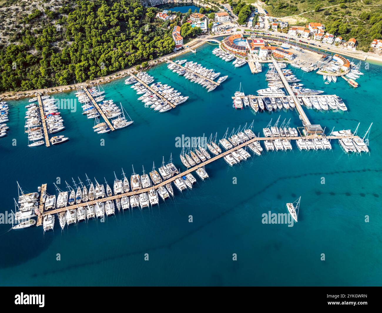 Rogoznica marina e Frapa hotel resort, un popolare villaggio turistico sulla costa meridionale della Dalmazia. Foto del drone scattata il 25 ottobre 2024 a Rogoz Foto Stock