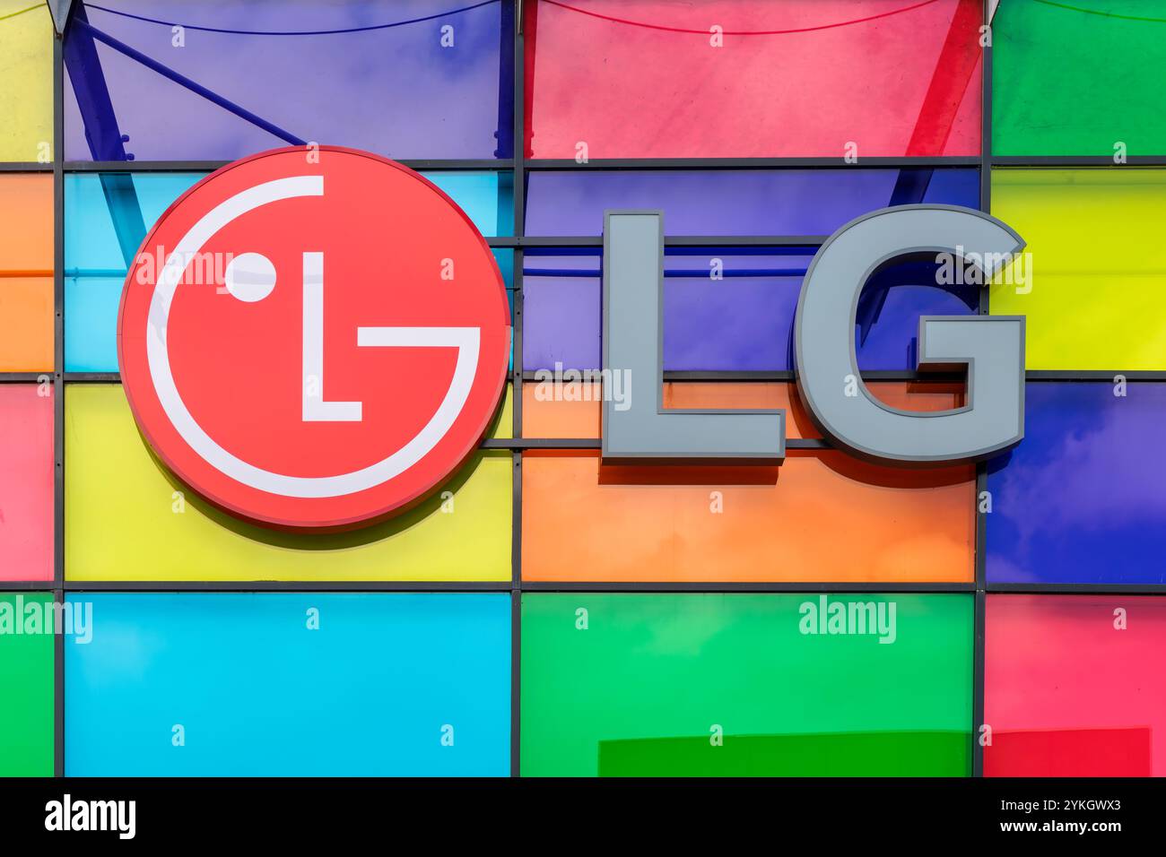 Almere, Paesi Bassi - 17 settembre 2024: Logo LG Electronics sulla facciata di un negozio olandese Mediamarkt ad Almere, Paesi Bassi Foto Stock