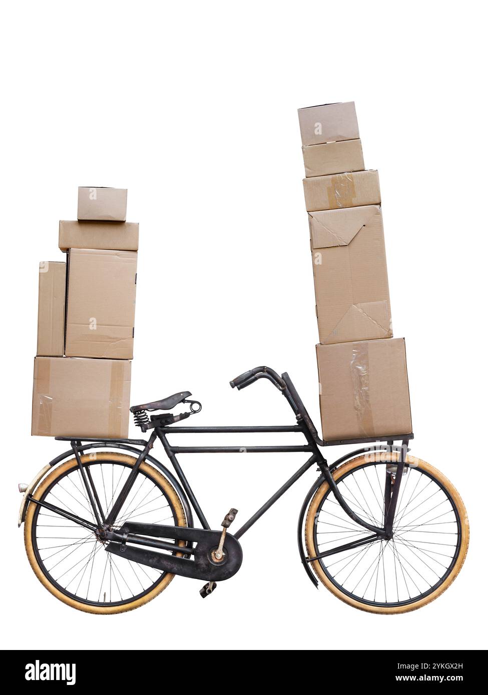 Bicicletta nera vintage per il trasporto merci caricata con pacchi di cartone e scatole isolate su sfondo bianco Foto Stock