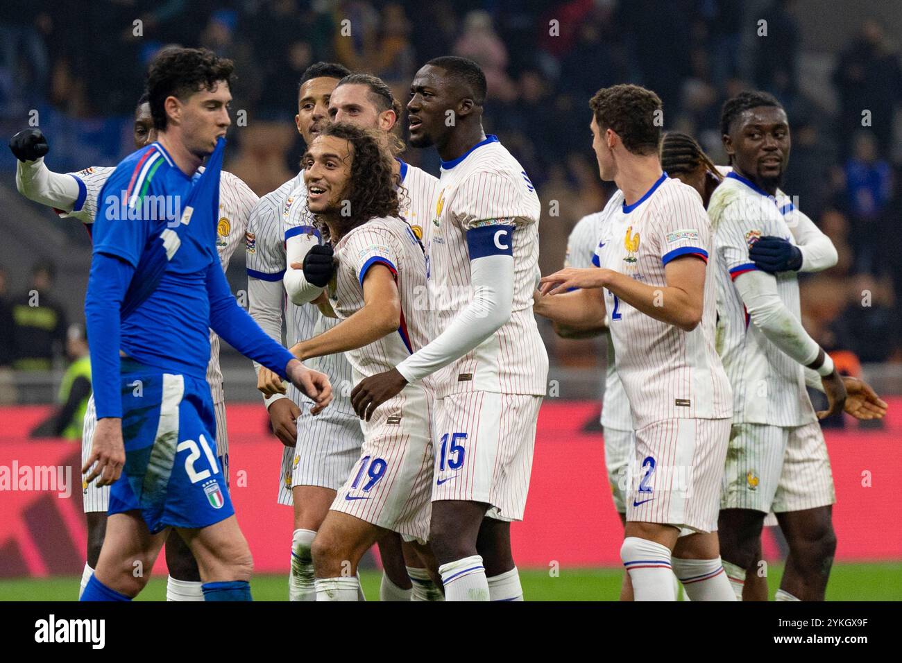 Milano, Italia. 17 novembre 2024. Stadio San Siro MILANO, ITALIA - 17 NOVEMBRE: I giocatori della Francia celebrano la loro vittoria al termine della partita di Lega A di UEFA Nations League 2024/25 - gruppo A2 tra Italia e Francia allo Stadio San Siro il 17 novembre 2024 a Milano. (João Bravo/SPP) credito: SPP Sport Press Photo. /Alamy Live News Foto Stock