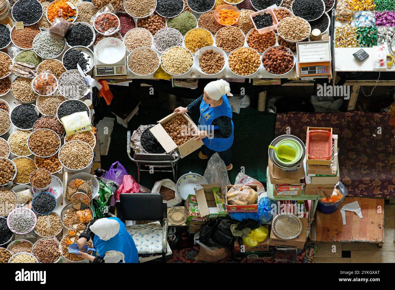 Mehrgon è un enorme mercato di prodotti a più piani costruito appositamente a Dushanb, Tagikistan, Asia centrale Foto Stock