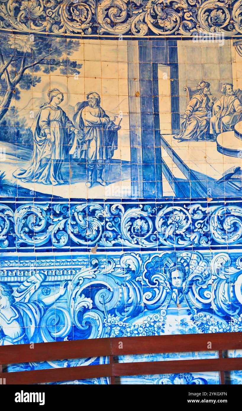 Interno della Capela de Nossa Senhora do Socorro del XV secolo raffigurante scene della vita di Cristo ad Azulejo (piastrelle), Vila do Conde, Portogallo Foto Stock