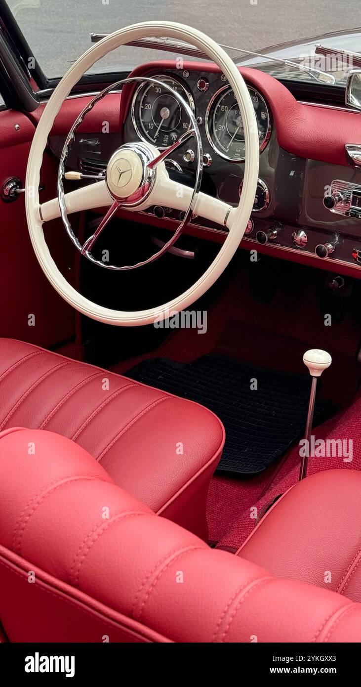 Eleganza senza tempo: Mercedes-Benz vintage con interni in lussuosa pelle rossa catturati nelle strade parigine Foto Stock