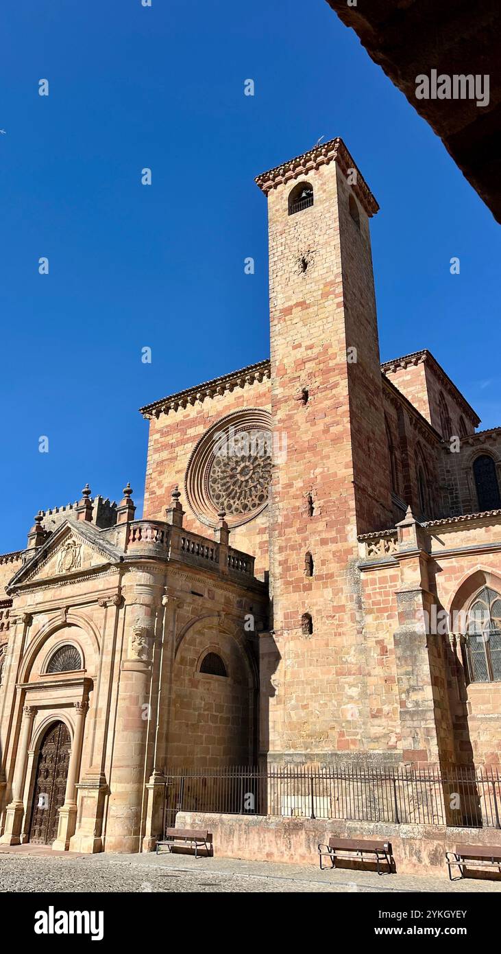 Torre della Cattedrale di Santa María a Sigüenza in piedi contro un cielo blu Foto Stock