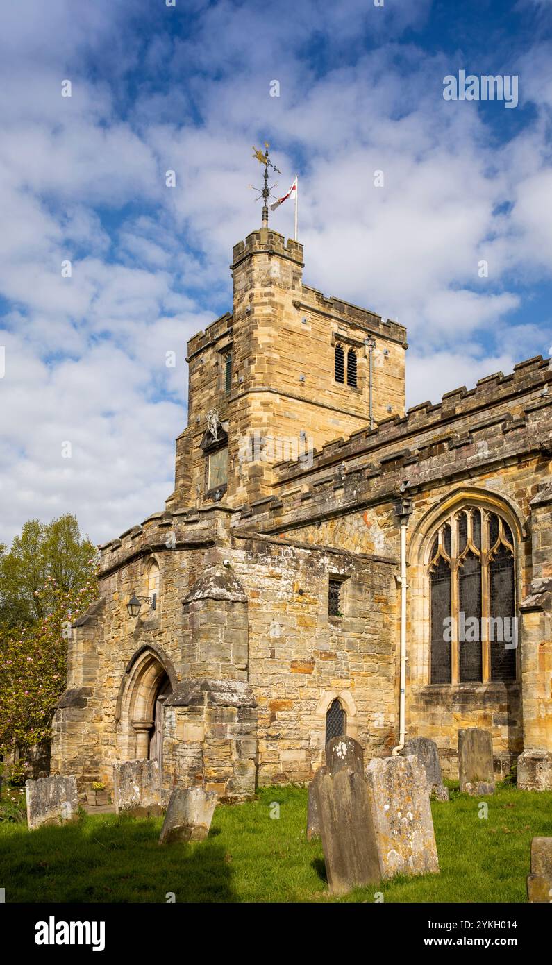 UK, Kent, Weald of Kent, Cranbrook, St Dunstan’s Church, con camera sopra il portico Foto Stock