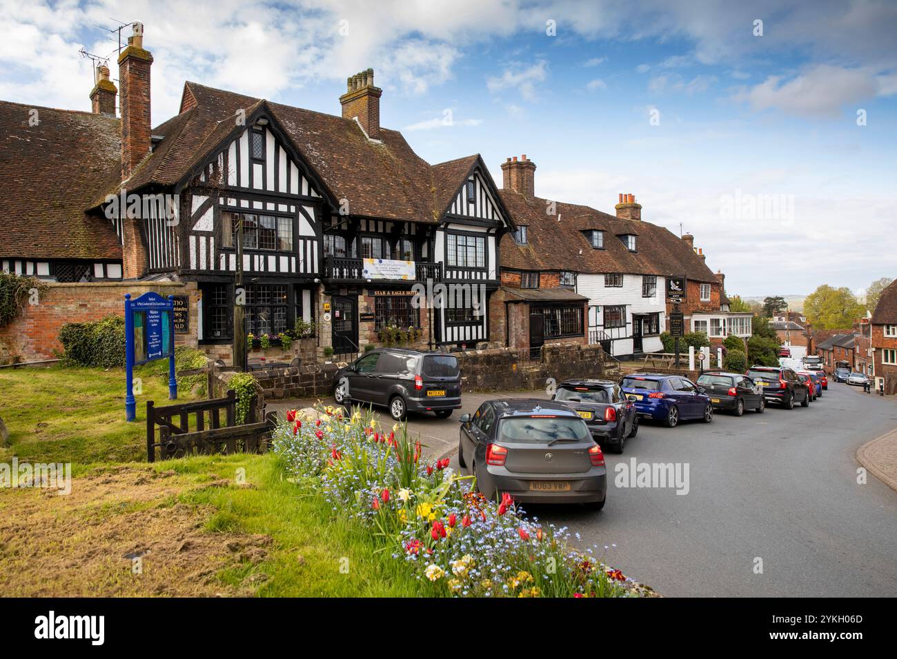 Regno Unito, Kent, Weald of Kent, Goudhurst, traffico bloccato al pub Star and Eagle Foto Stock