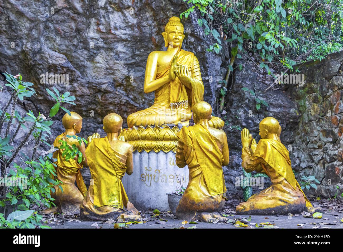 Statue di buddha d'oro figure sulla montagna Phousi Hill e Wat Chom si stupa in giungla tropicale paesaggio forestale nella città di Luang Prabang in Laos Asia Foto Stock