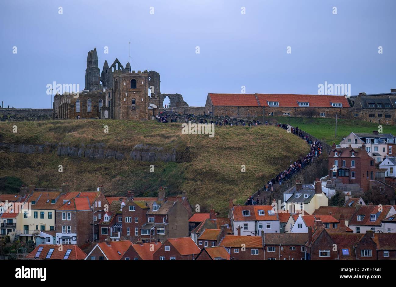 A 190 passi dalla chiesa di Whitby e dall'abbazia Foto Stock