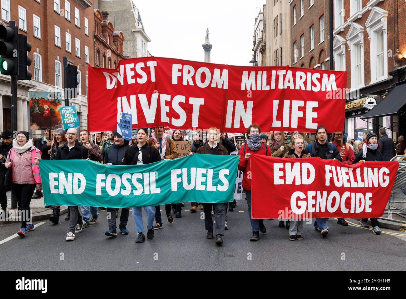 16 novembre 2024. Londra, Regno Unito. Marzo per la giustizia climatica globale. La principale alleanza delle organizzazioni per la giustizia climatica marciano a Londra per chiedere la fine dei combustibili fossili e della complicità del Regno Unito nel genocidio di Gaza. Migliaia di persone si radunano mentre la COP29 si svolge per chiedere al governo britannico di eliminare gradualmente i combustibili fossili, pagare le riparazioni climatiche e imporre un embargo sulle armi a Israele. Foto Stock