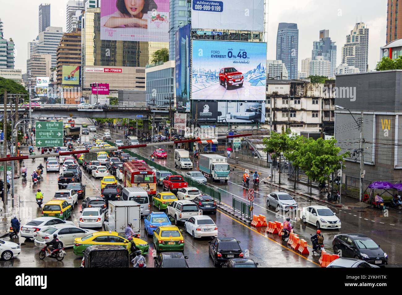 Bangkok Thailandia 22. Mai 2018 ora di punta, grande ingorgo di traffico intenso nelle giornate piovose nell'affollata Bangkok Thailandia Foto Stock