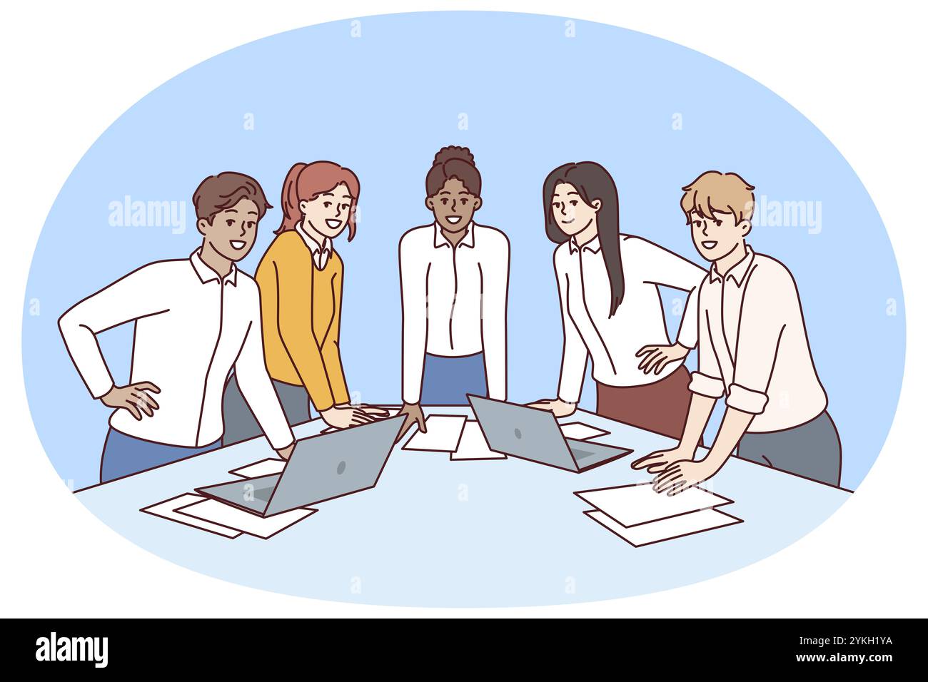 Il team di persone aziendali diverse si trova a tavola con documenti e laptop che discutono della strategia di marketing aziendale. Incontro in una startup moderna con un team di giovani Foto Stock