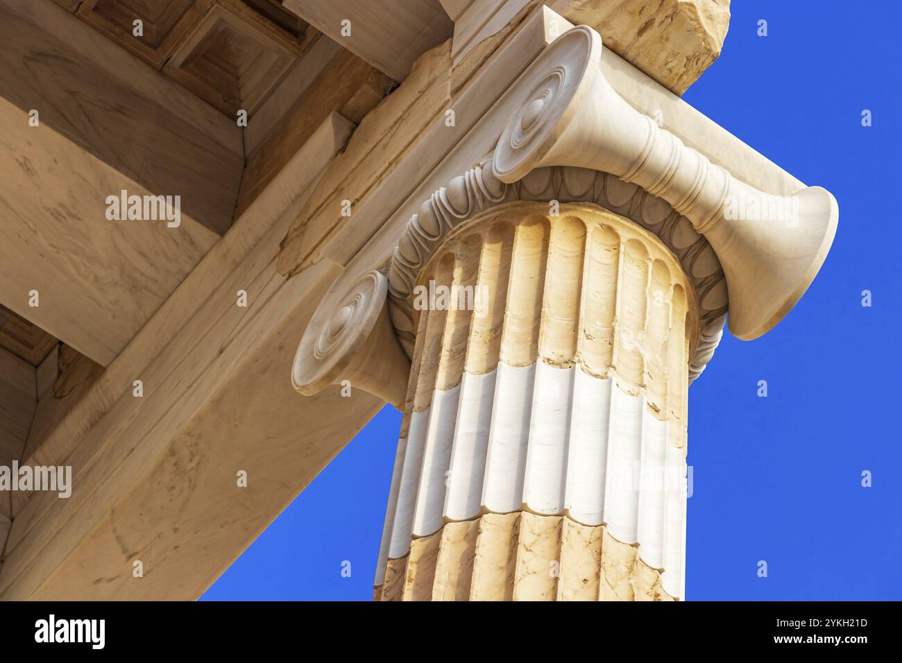 Dettagli figure sculture colonne dell'Acropoli di Atene con incredibili e belle rovine Partenone e cielo blu nuvoloso nella capitale greca Athen Foto Stock