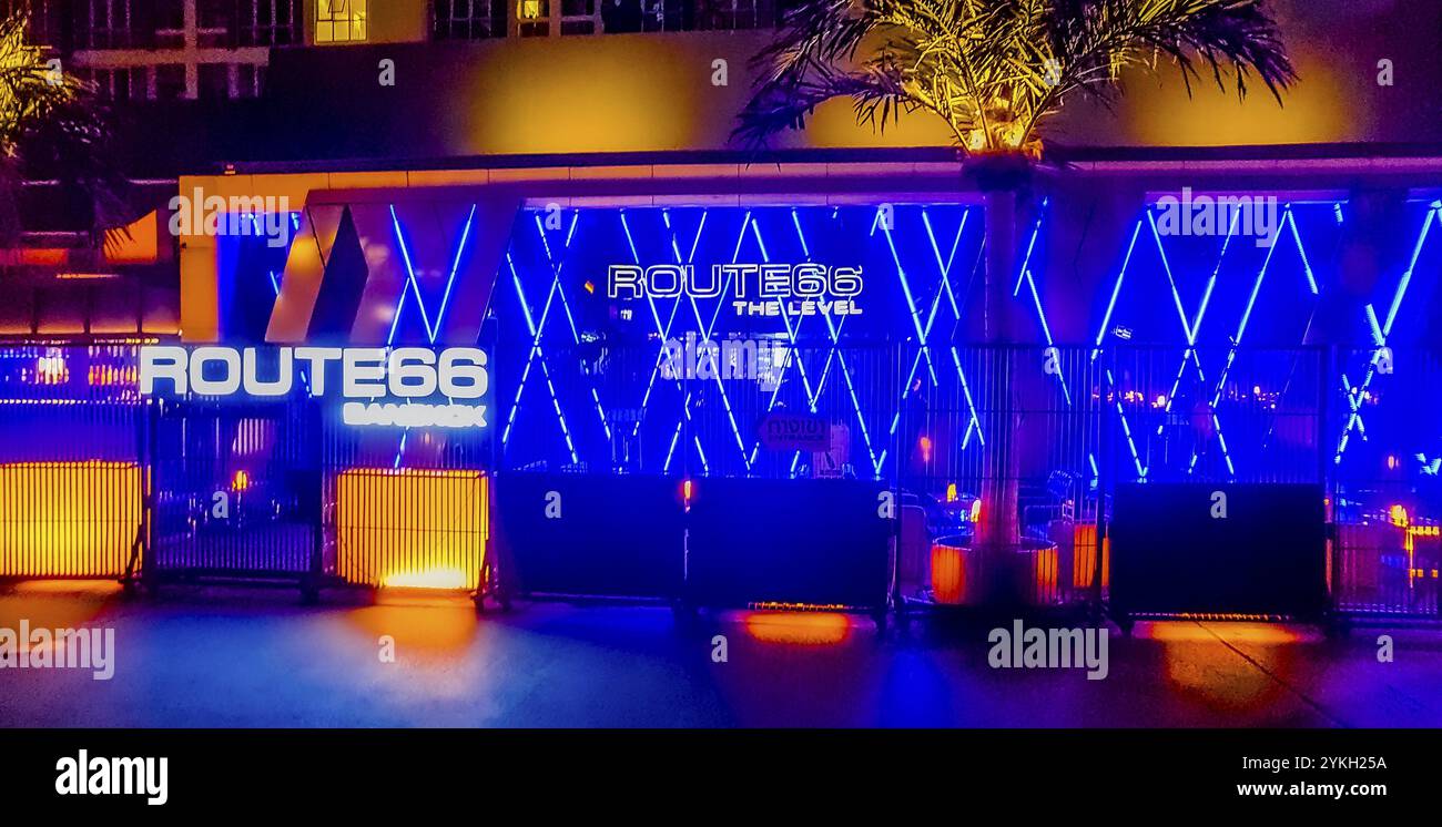 Vita notturna e luci colorate al Route 66 Bar di Bangkok, Thailandia Foto Stock