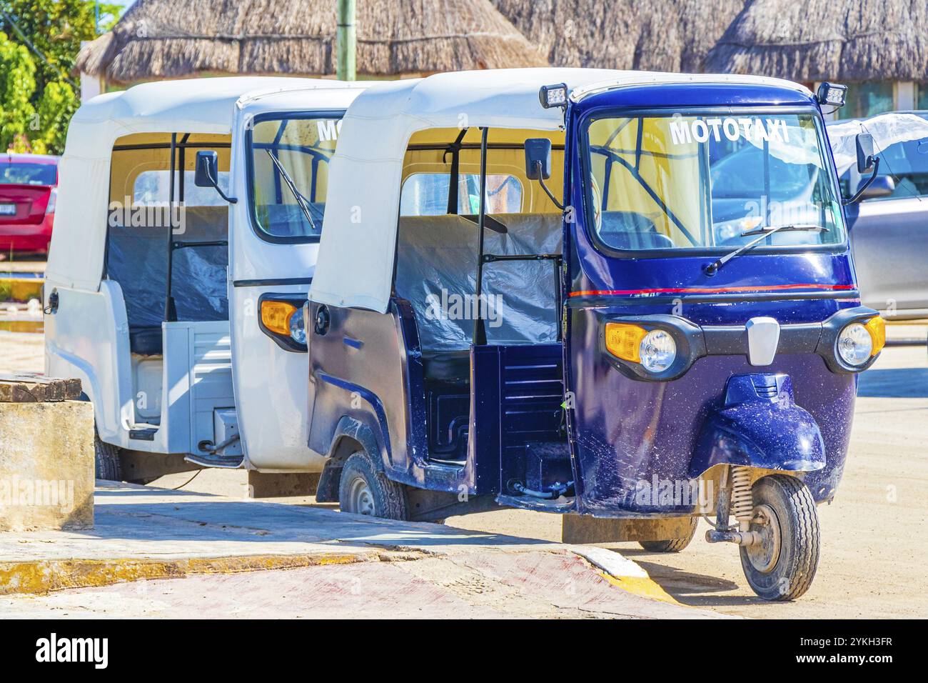 Tuk tuk tuk auto in risciò blu e bianco nel bellissimo villaggio di Chiquila, porto, porto, Puerto de Chiquila, Quintana Roo, Messico Foto Stock