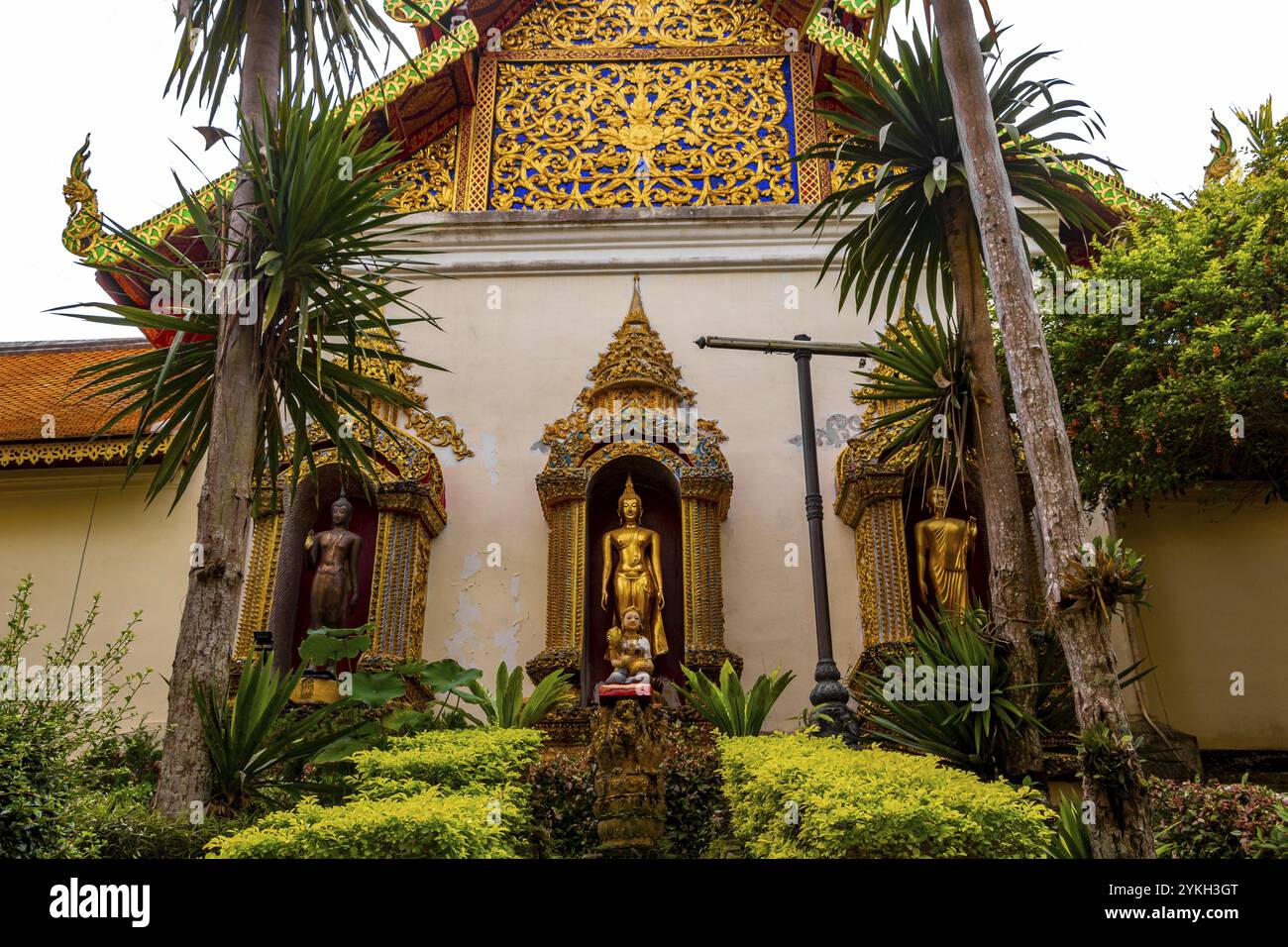 Edificio di stanza presso i templi dorati Wat Phra That Doi Suthep a Chiang mai Amphoe Mueang Chiang mai Thailandia a Southeastasia Asia Foto Stock