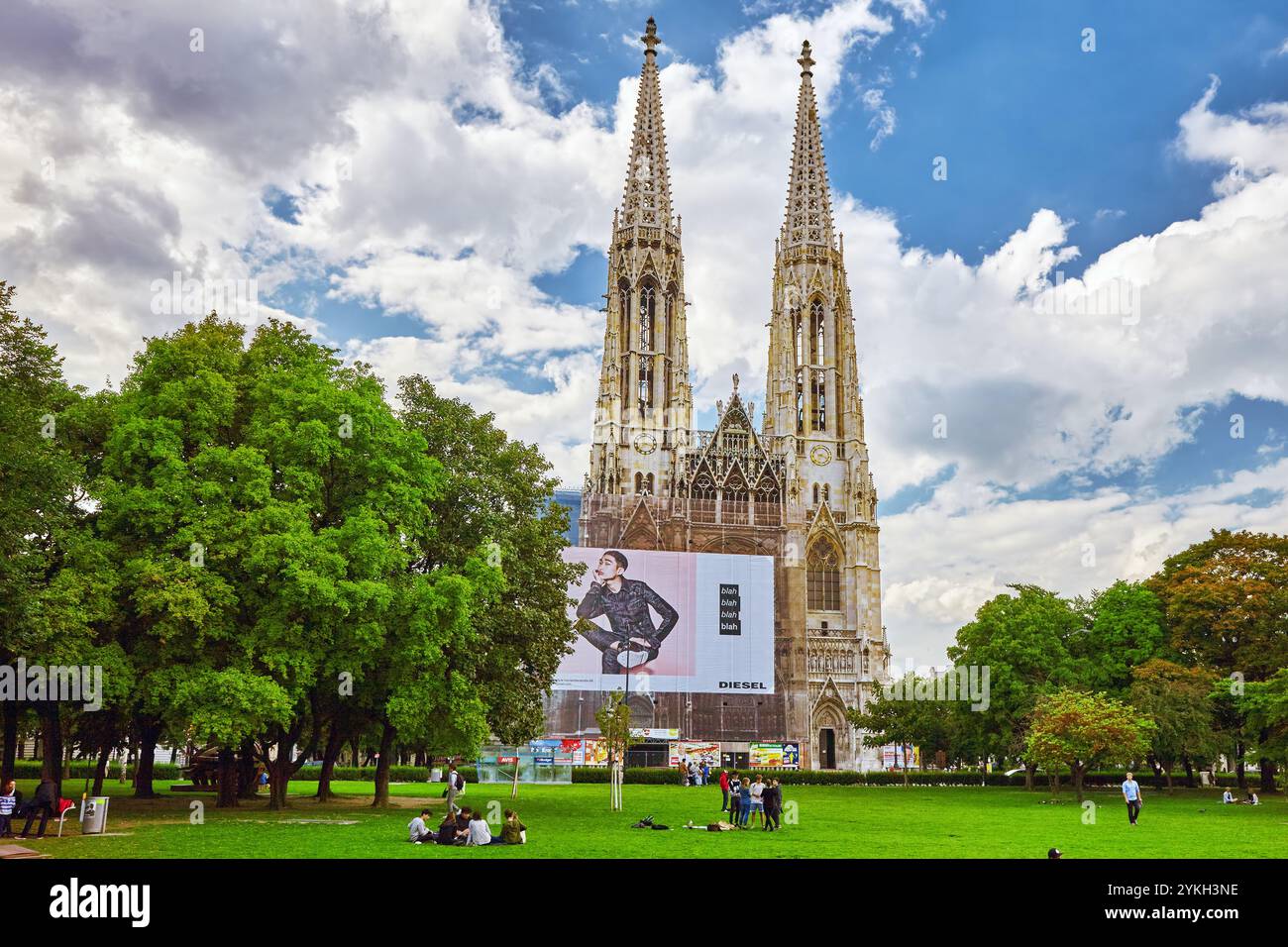 Votive Church è una chiesa neogotica situata sulla Ringstrasse di Vienna Foto Stock