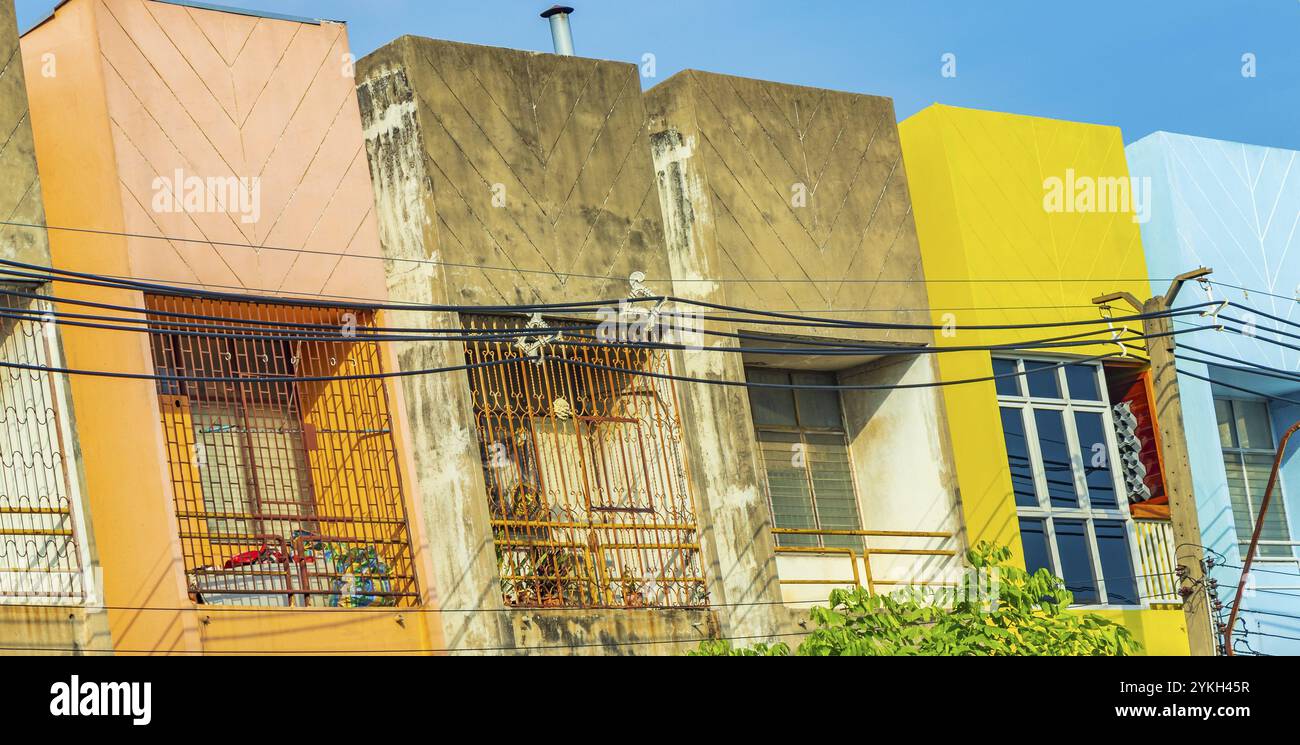 Appartamenti vecchi e sporchi colorati a Don Mueang Bangkok Thailandia Foto Stock