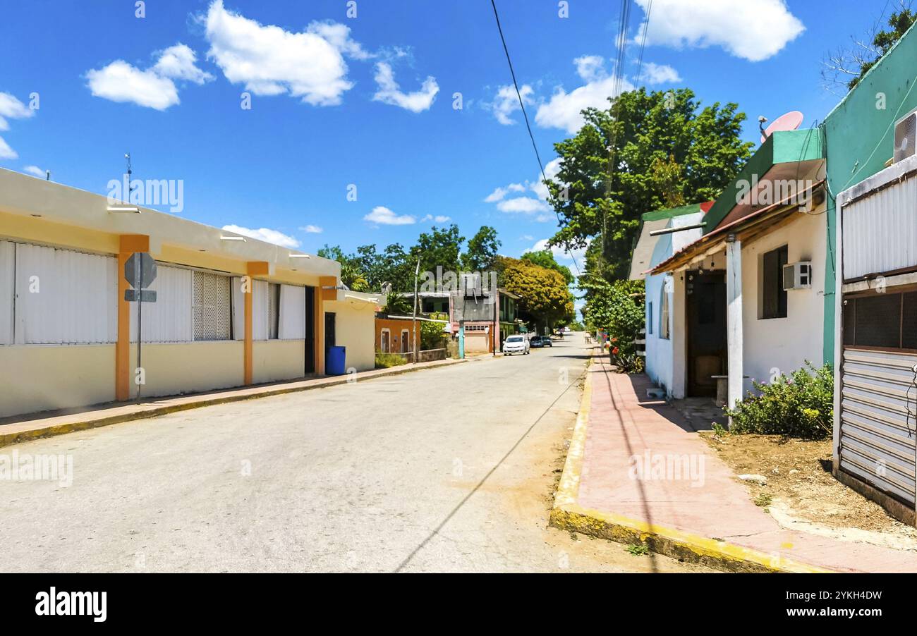 Piccolo villaggio con strade che ospita chiese e luoghi pubblici a Kantunilkin Lazaro Cardenas a Quintana Roo in Messico Foto Stock