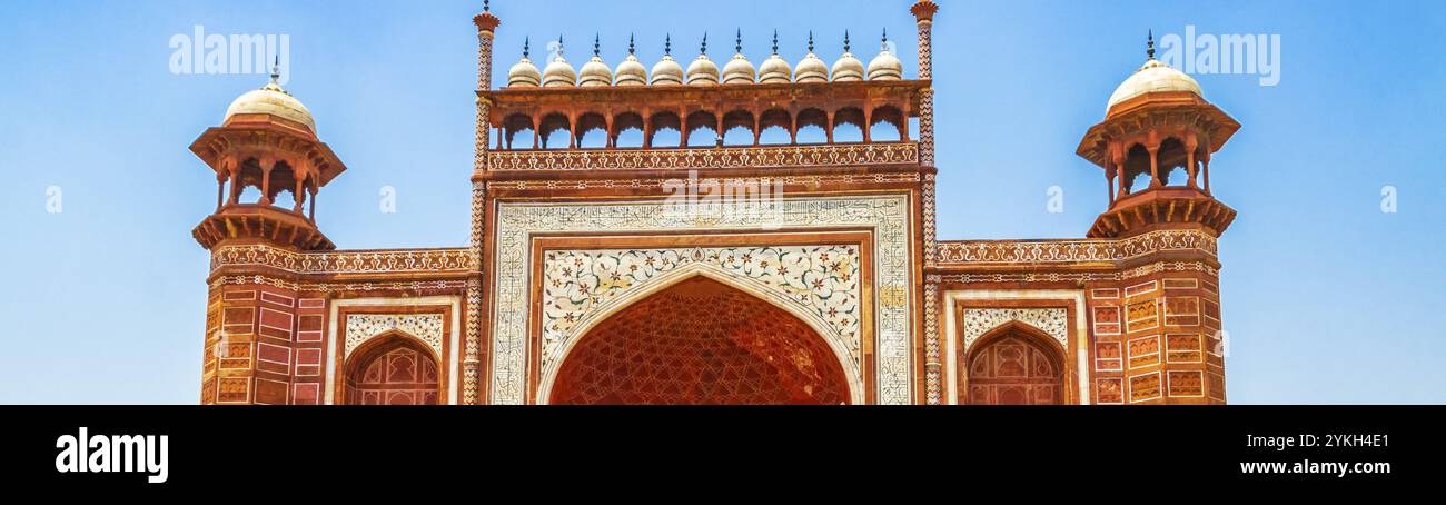 Taj Mahal ad Agra India, grande porta rossa, incredibile architettura e dettagli dell'edificio più bello Foto Stock