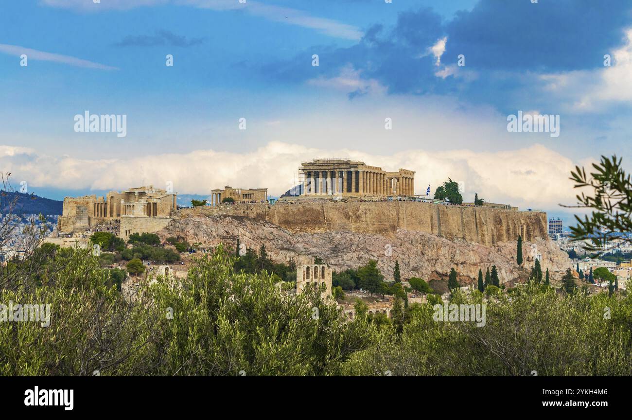 Acropoli di Atene sulla collina con le incredibili e bellissime rovine del Partenone e il cielo nuvoloso blu nella capitale greca Atene in Grecia Foto Stock
