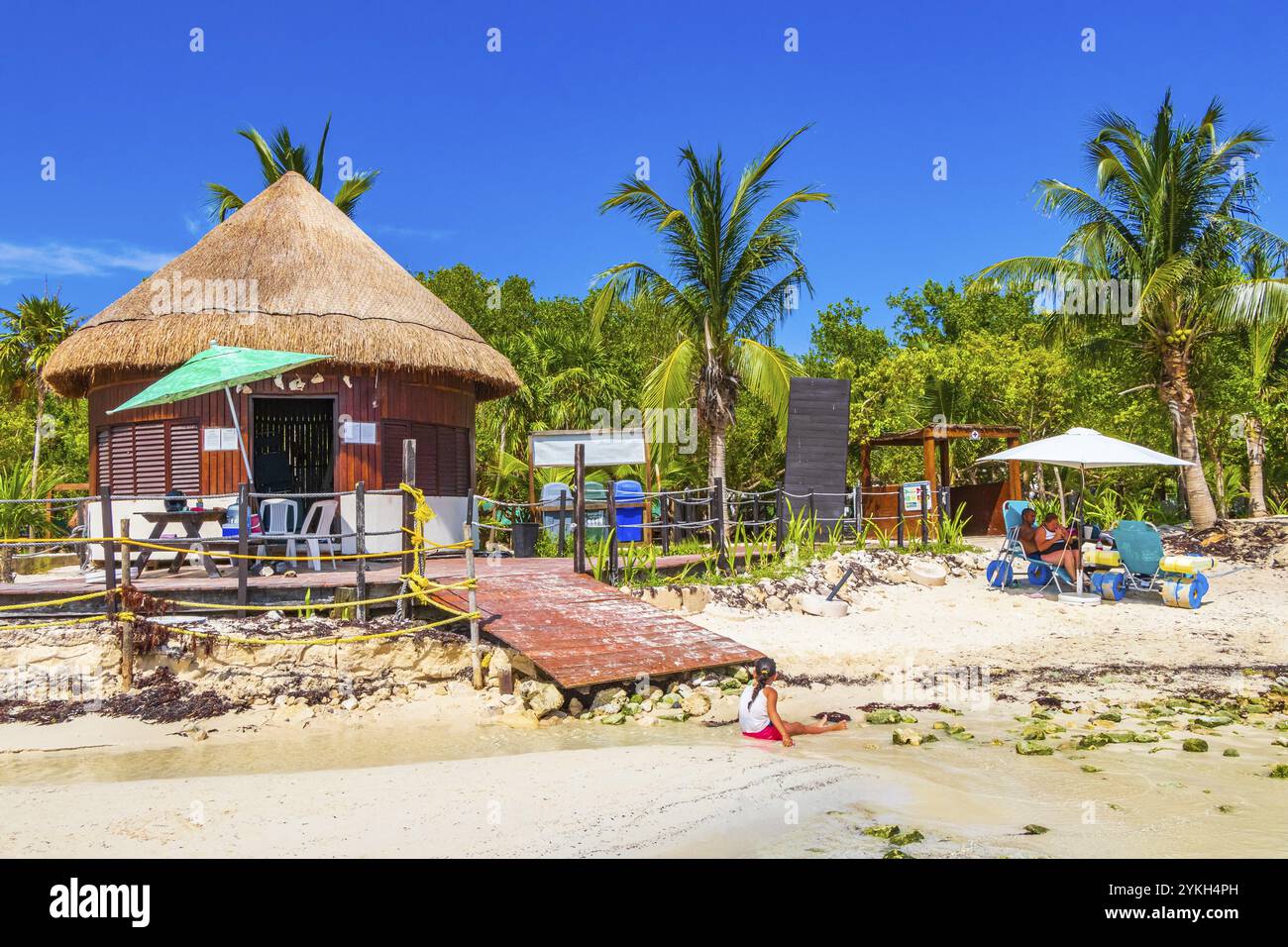 Playa del Carmen Messico 28. Maggio 2021 lettini ombrelloni e capanne tropicali alla spiaggia messicana e vista panoramica da Punta Esmeralda a Playa del Carmen Me Foto Stock