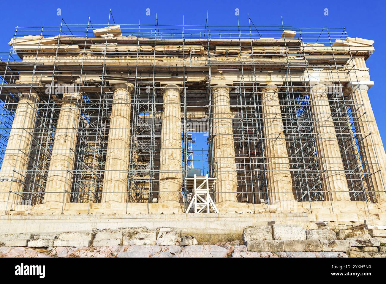 Acropoli di Atene con le meravigliose e bellissime rovine del Partenone e del cielo blu nella capitale greca Atene in Grecia Foto Stock