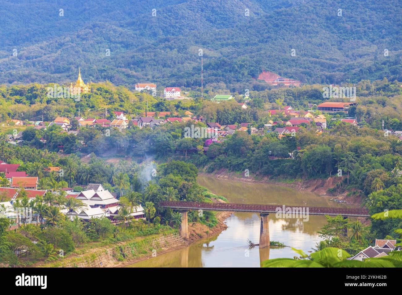 Panorama del paesaggio del fiume Mekong e della città di Luang Prabang in Laos, tour mondiale nel sud-est asiatico Foto Stock