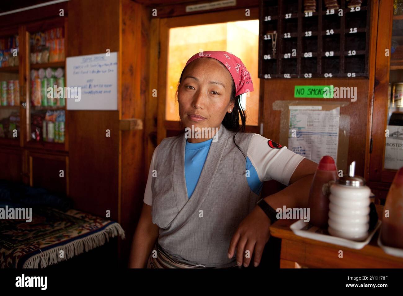 Ottobre 2009 WWF Everest Commission - Mrs. Nima Doma Sherpa Home: Namche (attualmente proprietaria di Dingbochye Guest House. Fare affari in quest'area per 12 Foto Stock