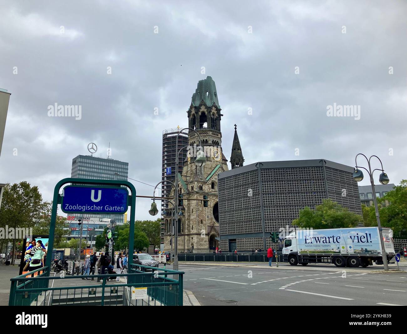 La chiesa commemorativa Kaiser Wilhelm. Breitscheidplatz, City West, Berlino, Germania. 5 ottobre 2023. - Immagine stock catturata con smartphone