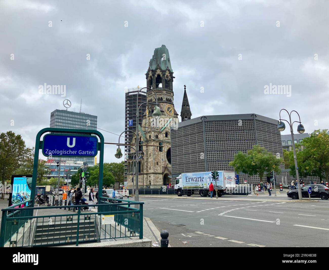 La chiesa commemorativa Kaiser Wilhelm. Breitscheidplatz, City West, Berlino, Germania. 5 ottobre 2023. Foto Stock