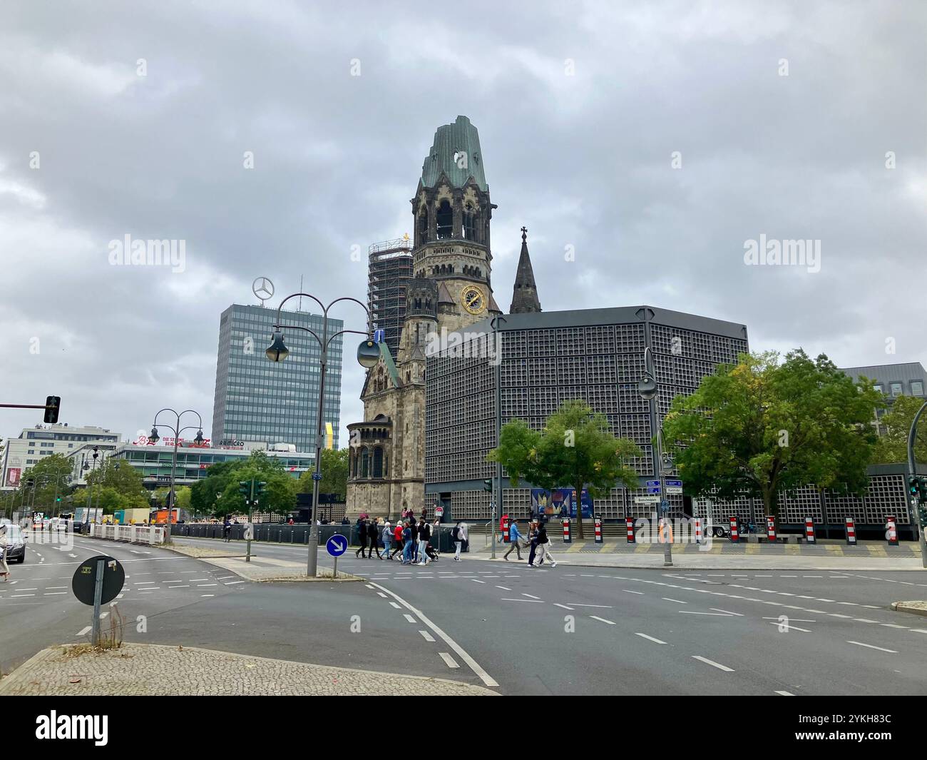 La chiesa commemorativa Kaiser Wilhelm. Breitscheidplatz, City West, Berlino, Germania. 5 ottobre 2023. Foto Stock
