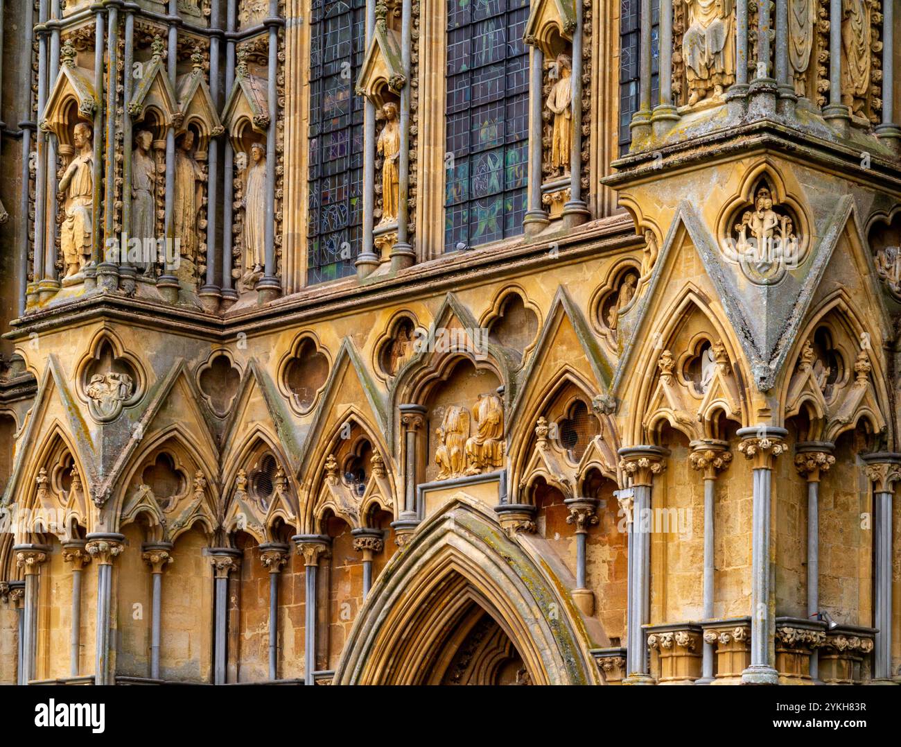 Dettaglio dell'esterno in pietra scolpita della Cattedrale di Wells nel Somerset, Inghilterra, una cattedrale medievale costruita in stile gotico e un edificio classificato di grado 1 Foto Stock