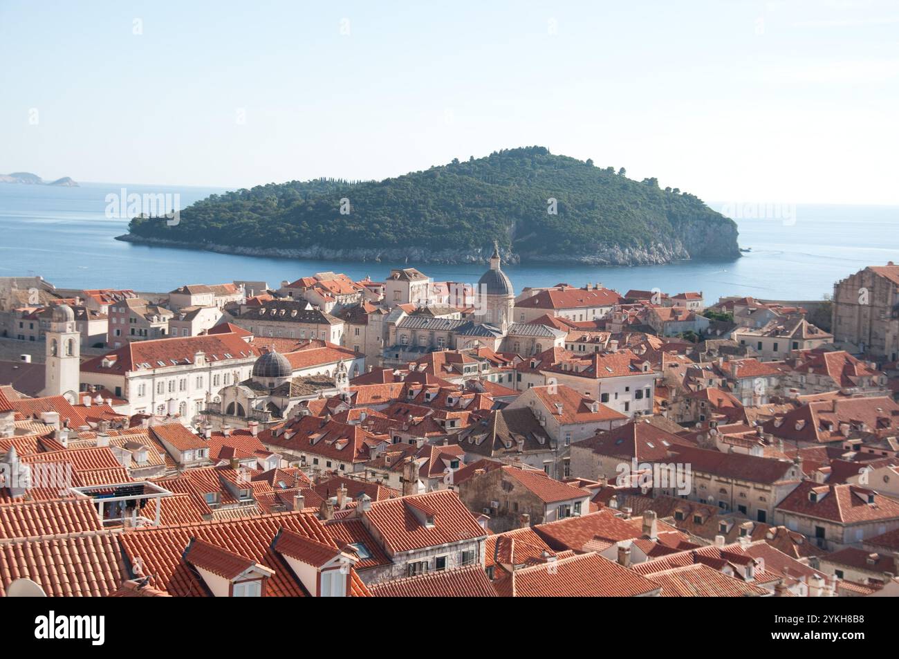Vista dalle mura della città Vecchia e dal Porto Vecchio, Dubrovnik, Dalmazia, Croazia, Europa - tegole piastrellate; piastrelle arancioni; Foto Stock