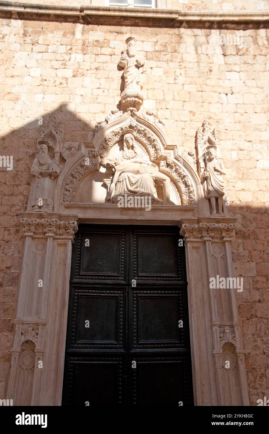 Porta della chiesa, città vecchia, Dubrovnik, Dalmazia, Croazia, Europa - intagli ornati sopra e intorno alla porta, Pietà al centro; santi; intagli di Foto Stock