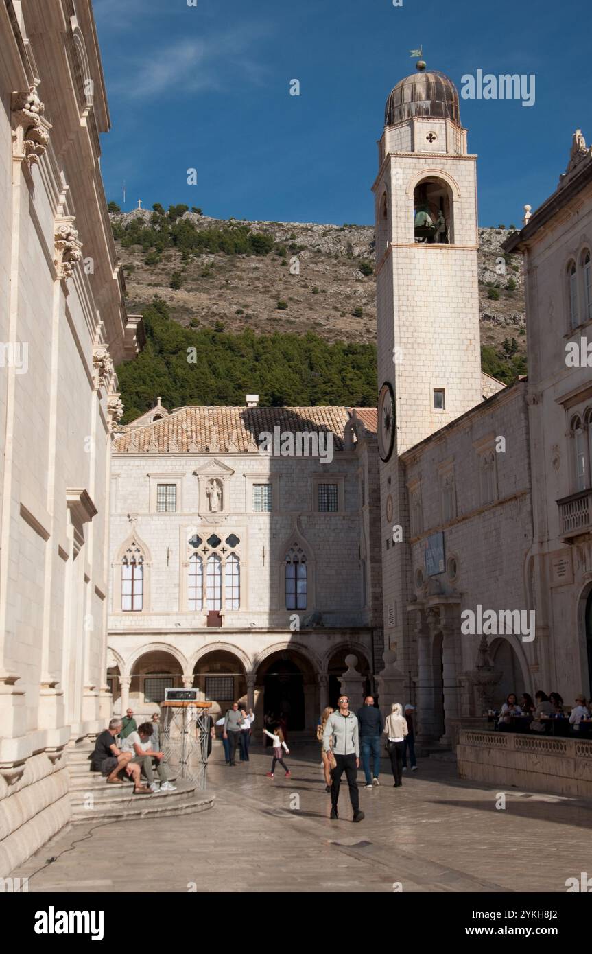 Stradun - The Main Street, Old City, Dubrovnik, Dalmazia, Croazia, Europa - strada lastricata di marmo, gente che cammina e alcuni seduti sui gradini Foto Stock