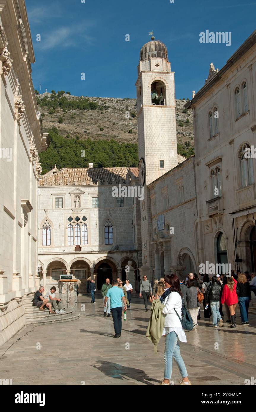 Stradun - The Main Street, Old City, Dubrovnik, Dalmazia, Croazia, Europa. Persone che camminano lungo questa strada principale lastricata di marmo. Campanile Foto Stock