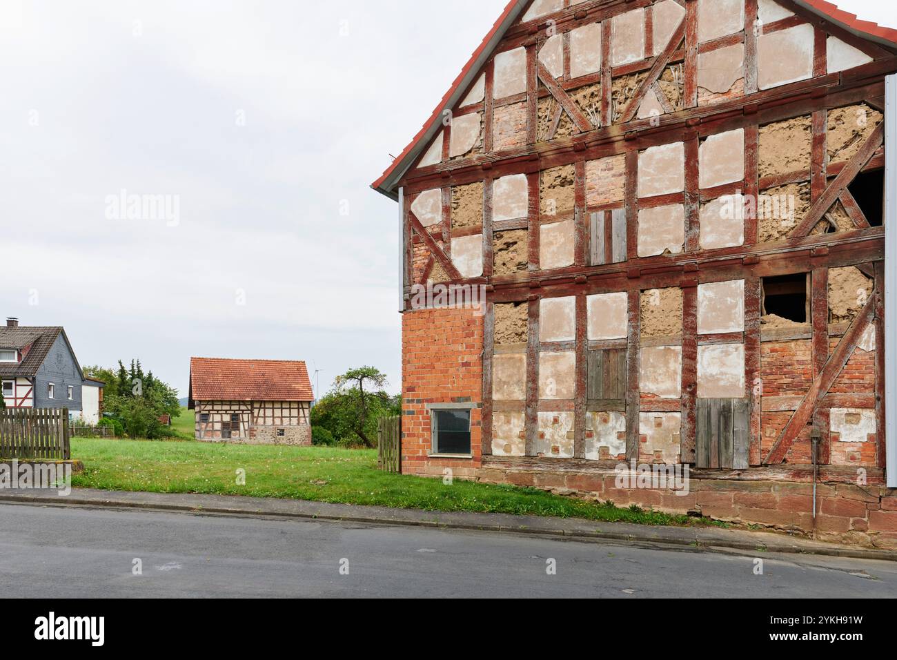 renovierungsbedürftiges Fachwerkhaus a dörflicher Umgebung Foto Stock