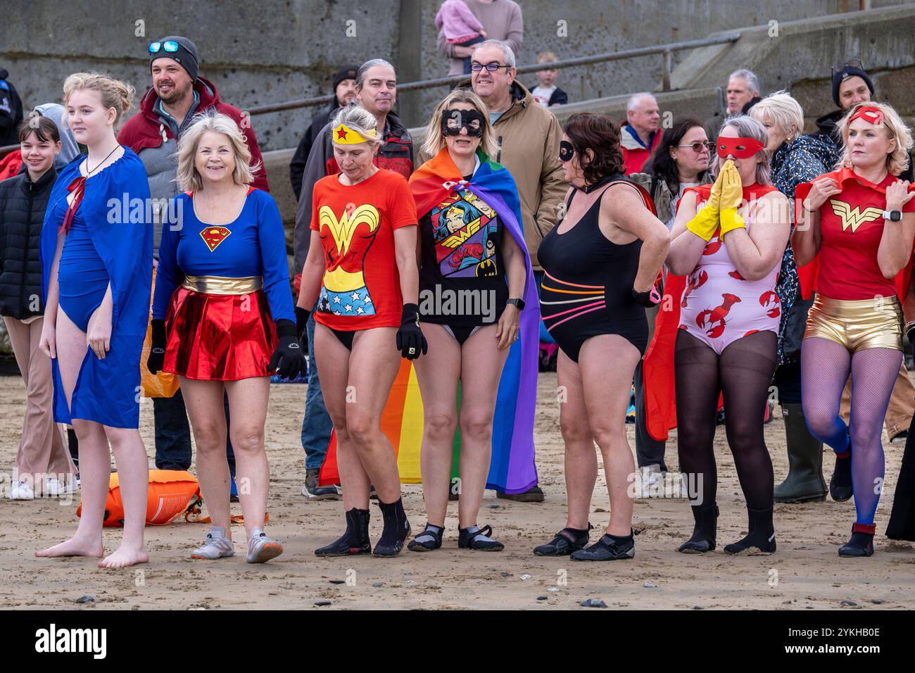 I partecipanti si riuniscono sulla spiaggia di Towan e si preparano all’evento annuale “supereroe nel freddo” per raccogliere fondi per la ricerca sul cancro nel Regno Unito. Foto Stock