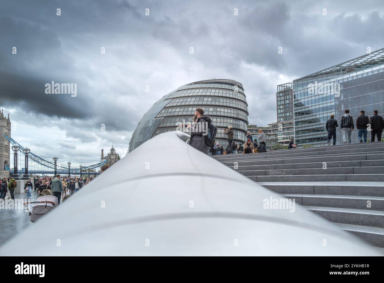 Gradini e il grande corrimano che conduce agli iconici edifici più lungo il fiume di Londra sulla South Bank a Londra, nel Regno Unito, in Europa. Foto Stock