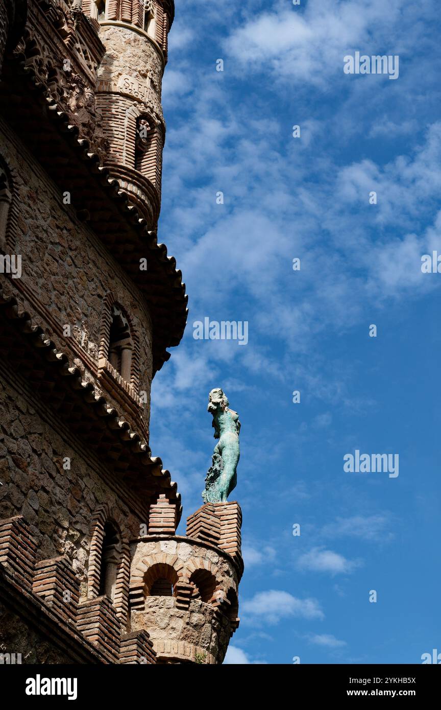 Vista dettagliata del castello di colomares, con una suggestiva statua in cima a intricate pietre contro un cielo blu vivido Foto Stock