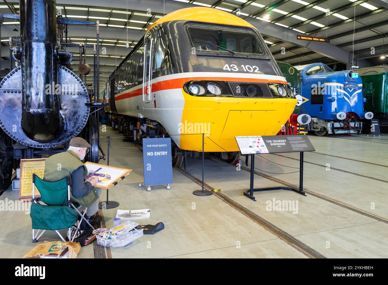 Artista che dipinge un treno ad alta velocità 1978 InterCity 125 Classe 43 diesel a Locomotion Shildon vicino Darlington County Durham Inghilterra Regno Unito Europa Foto Stock