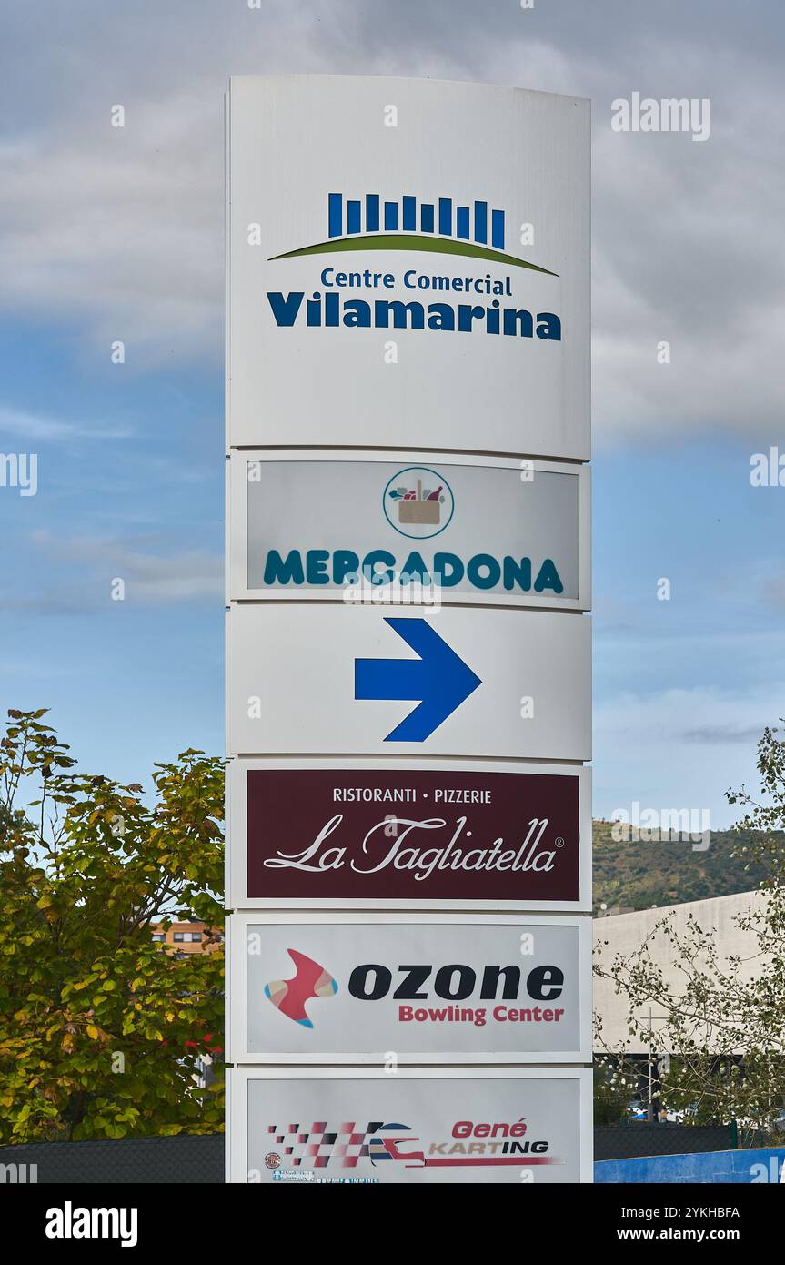 Viladecans. Spagna - 18 novembre 2024: Segno del centro commerciale Vilamarina, che mostra varie aziende e negozi disponibili in questo popolare shopping Foto Stock
