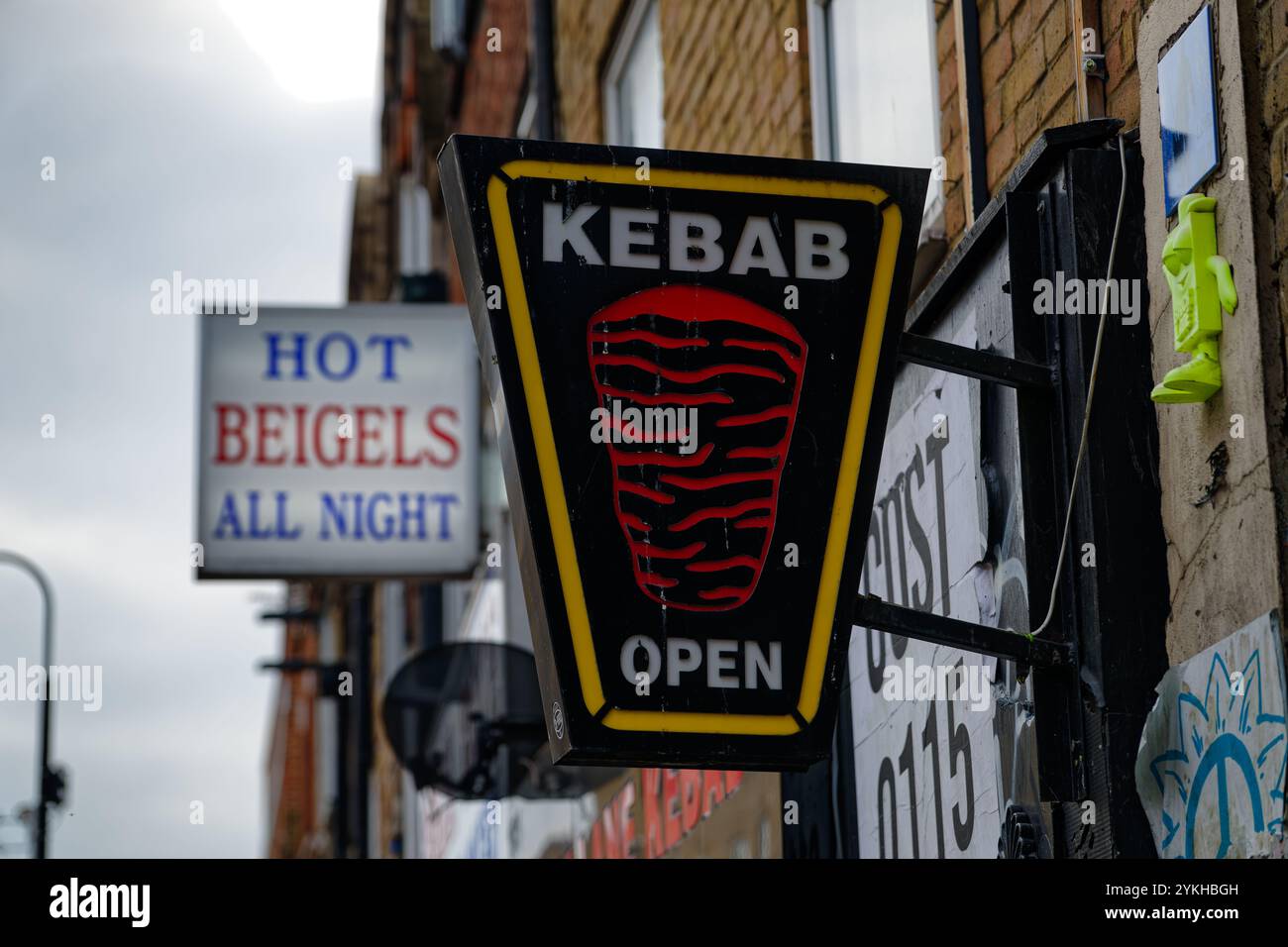 Cartelli per negozi di kebab e Beigal, Brick Lane, Londra Foto Stock