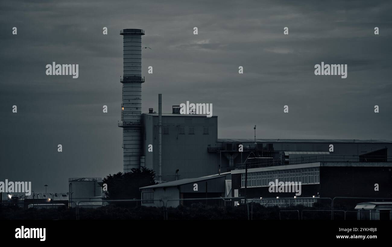 Centrale elettrica industriale di notte. Foto Stock