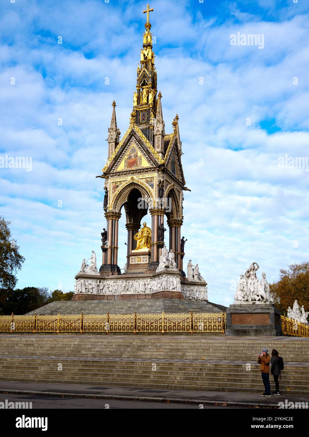 L'Albert Memorial a South Kensington, di fronte all'Albert Hall Foto Stock